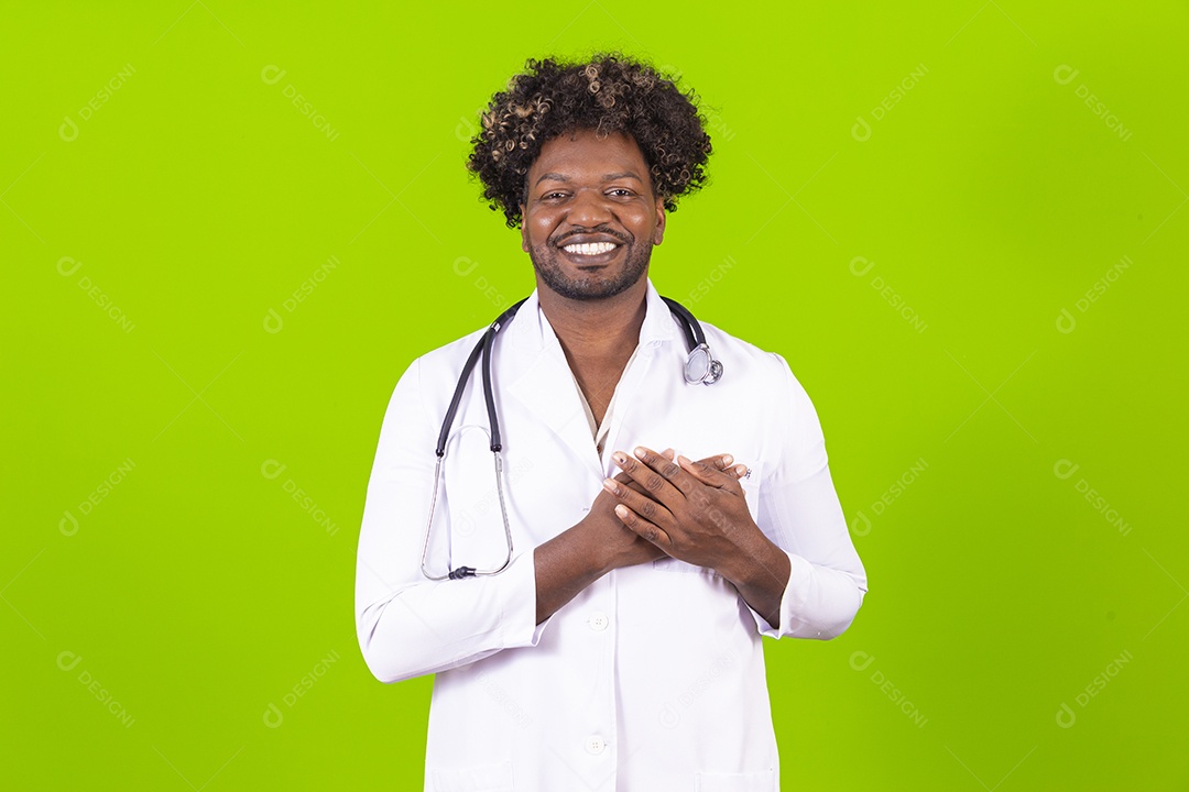 Médico negro com jaleco branco em fundo verde