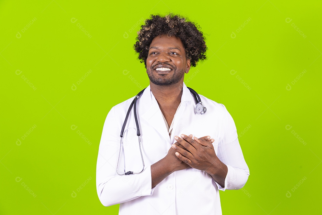 Médico negro com jaleco branco em fundo verde