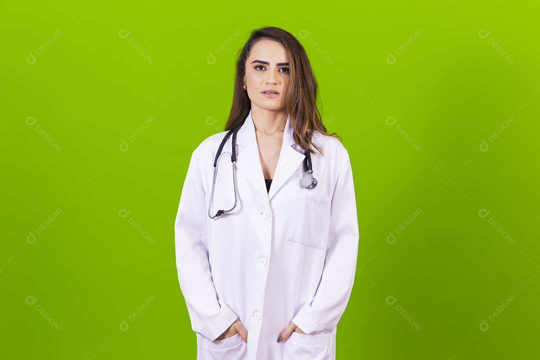 Linda médica sorridente com jaleco branco em fundo verde