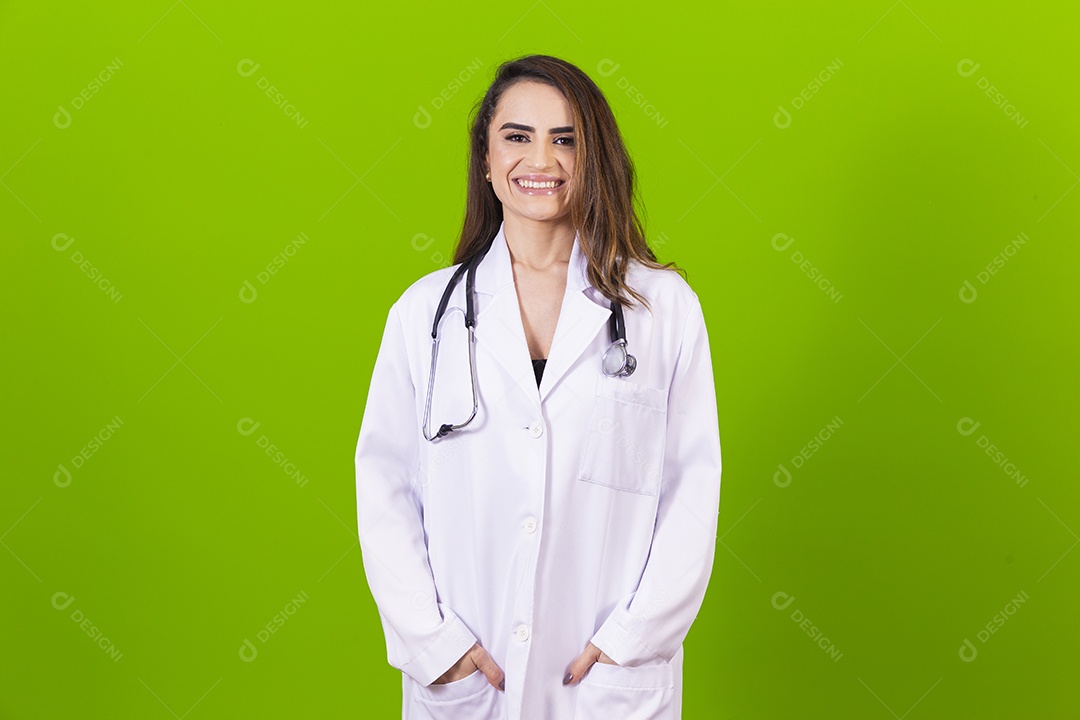 Linda médica sorridente com jaleco branco em fundo verde