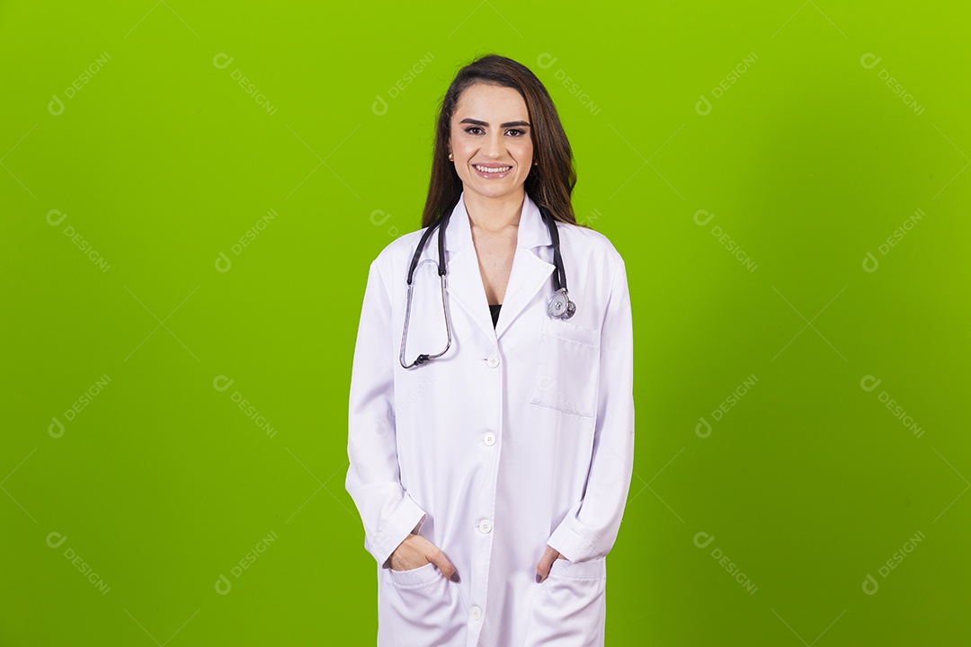 Linda médica sorridente com jaleco branco em fundo verde