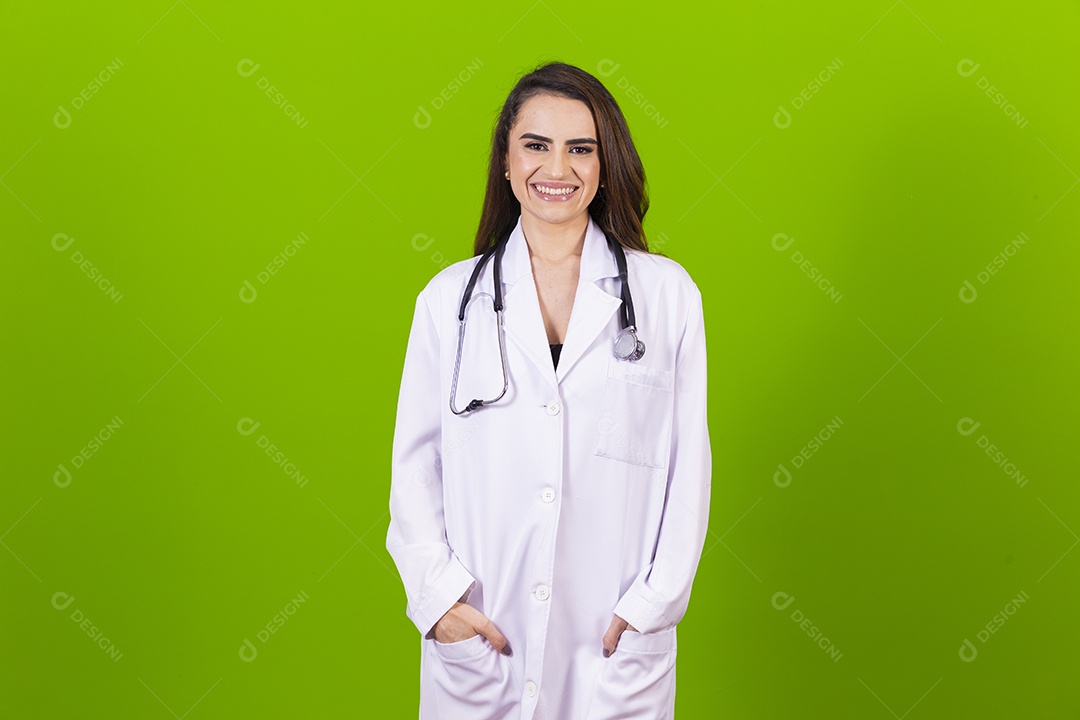 Linda médica sorridente com jaleco branco em fundo verde