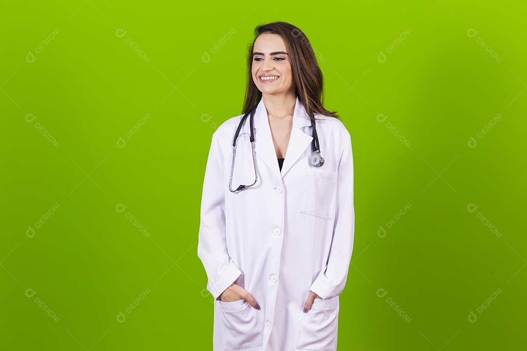 Linda médica sorridente com jaleco branco em fundo verde