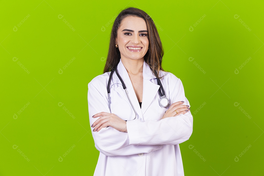Linda médica sorridente com jaleco branco em fundo verde