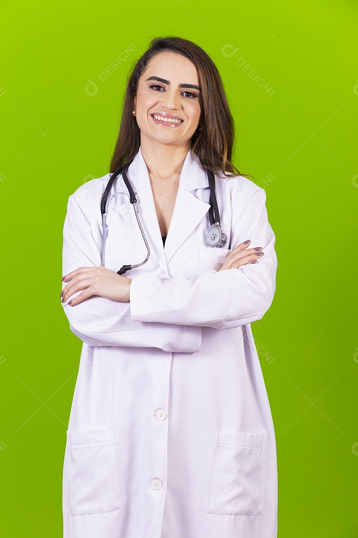 Linda mulher médica com jaleco branco em fundo verde