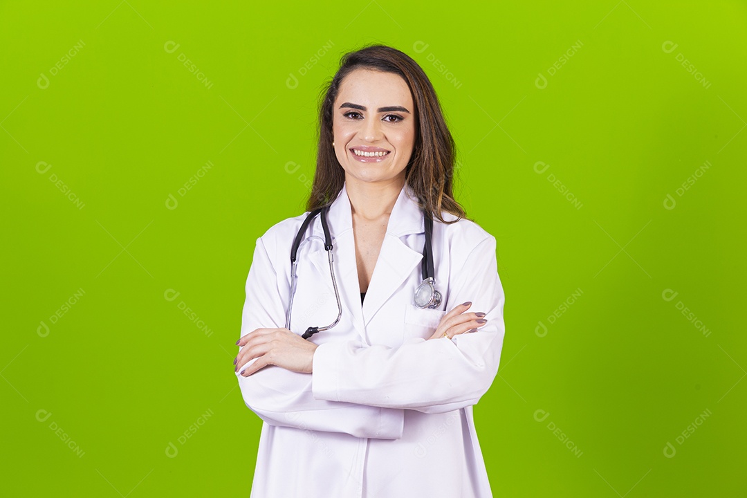 Linda mulher médica com jaleco branco em fundo verde