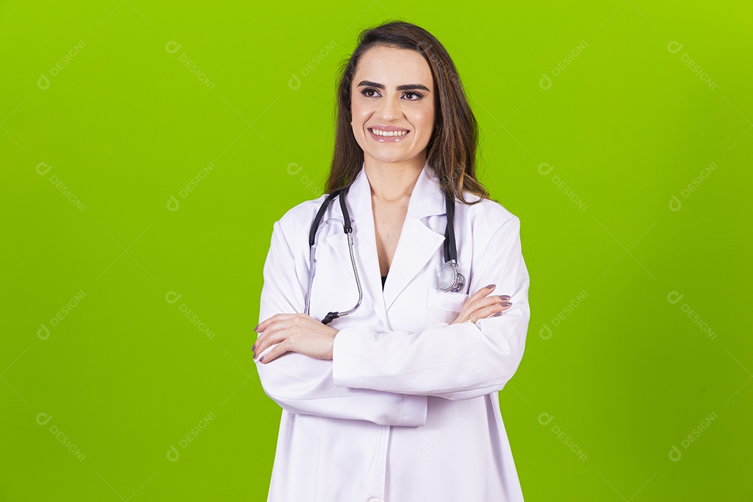 Linda mulher médica com jaleco branco em fundo verde