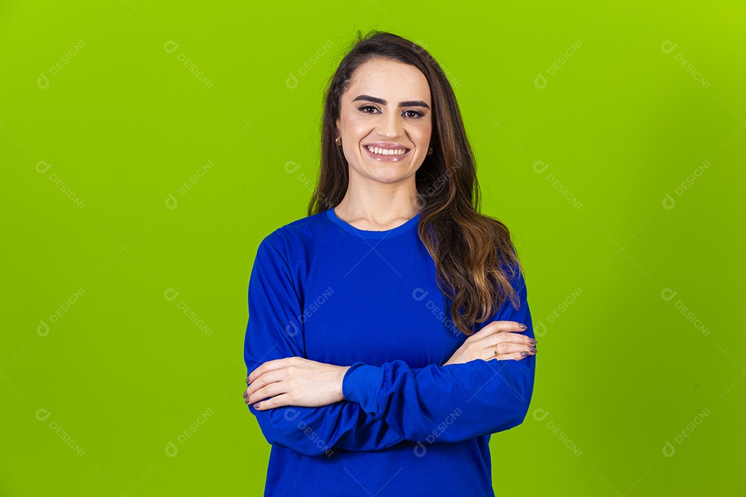 Linda mulher com blusa azul em fundo verde