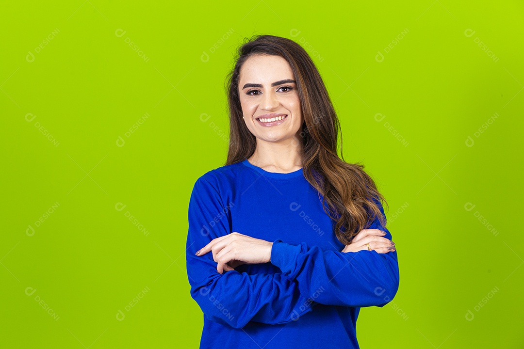 Linda mulher com blusa azul em fundo verde