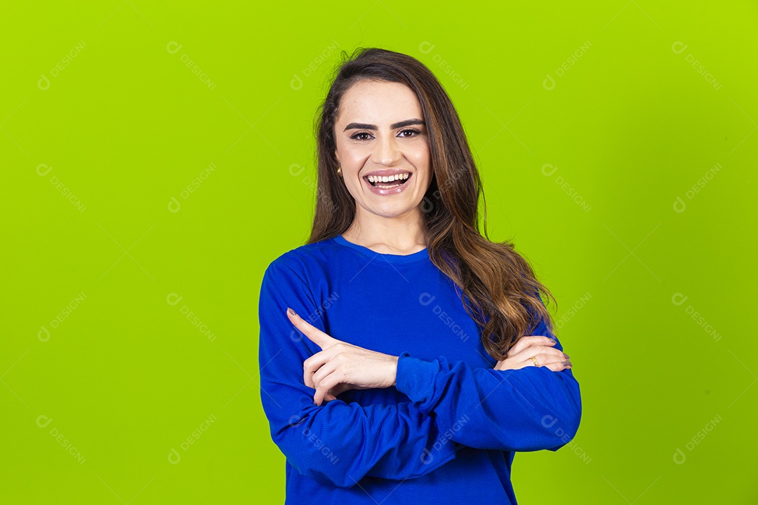Linda mulher com blusa azul em fundo verde