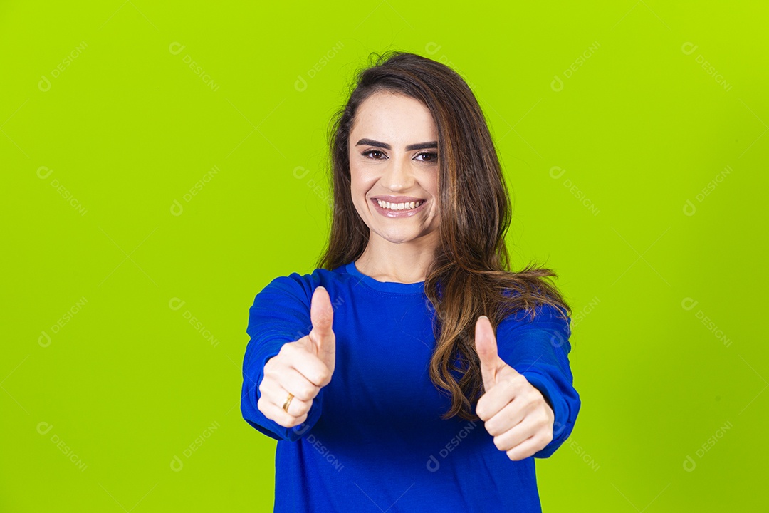 Linda mulher com blusa azul em fundo verde