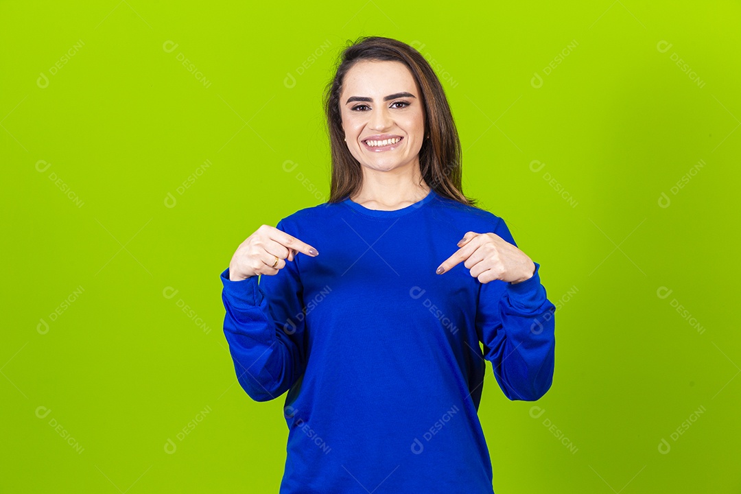 Linda mulher com blusa azul em fundo verde