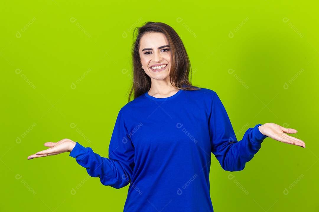 Linda mulher com blusa azul em fundo verde