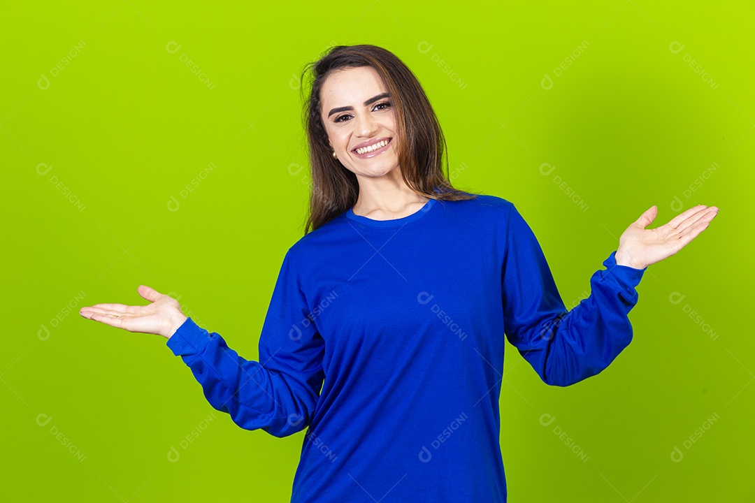 Linda mulher com blusa azul em fundo verde