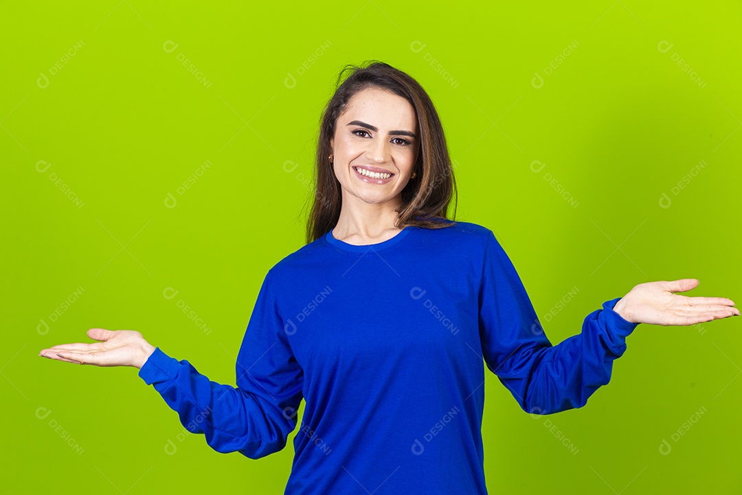 Linda mulher com blusa azul em fundo verde
