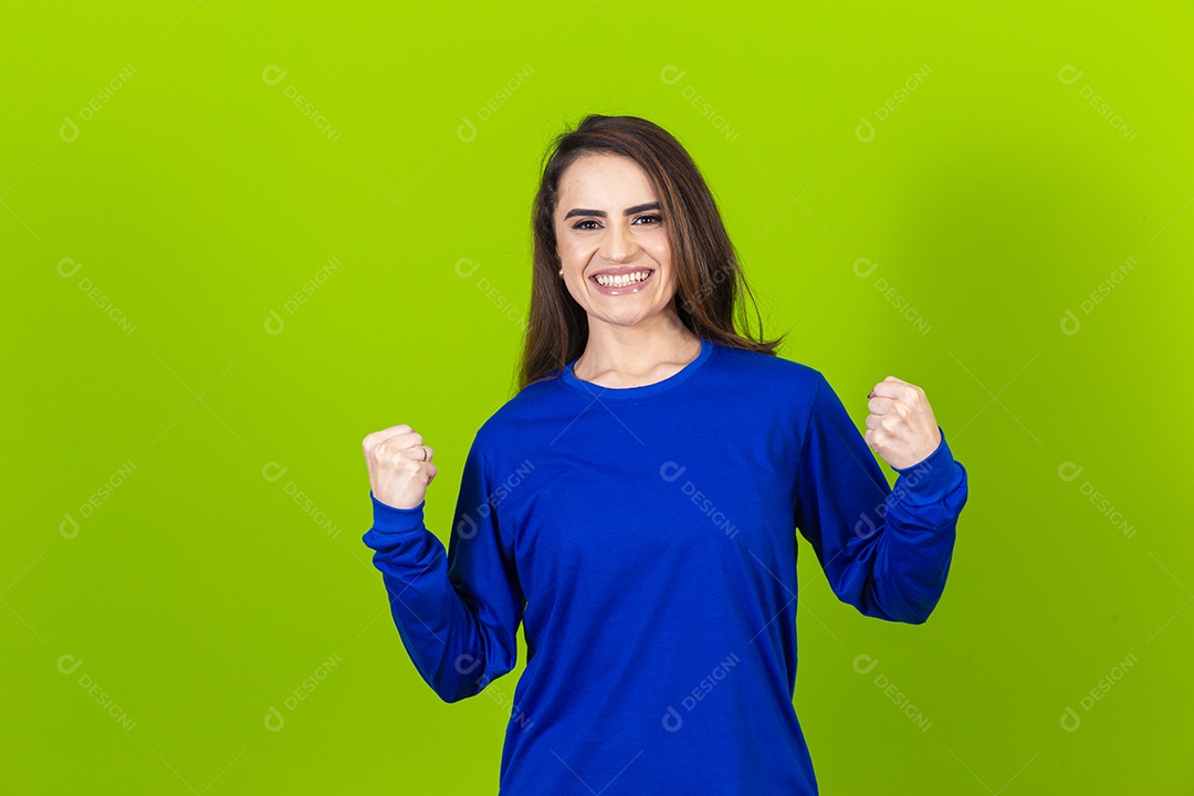 Linda mulher com blusa azul em fundo verde