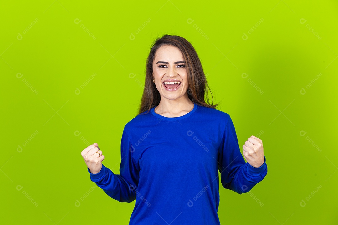 Linda mulher com blusa azul em fundo verde