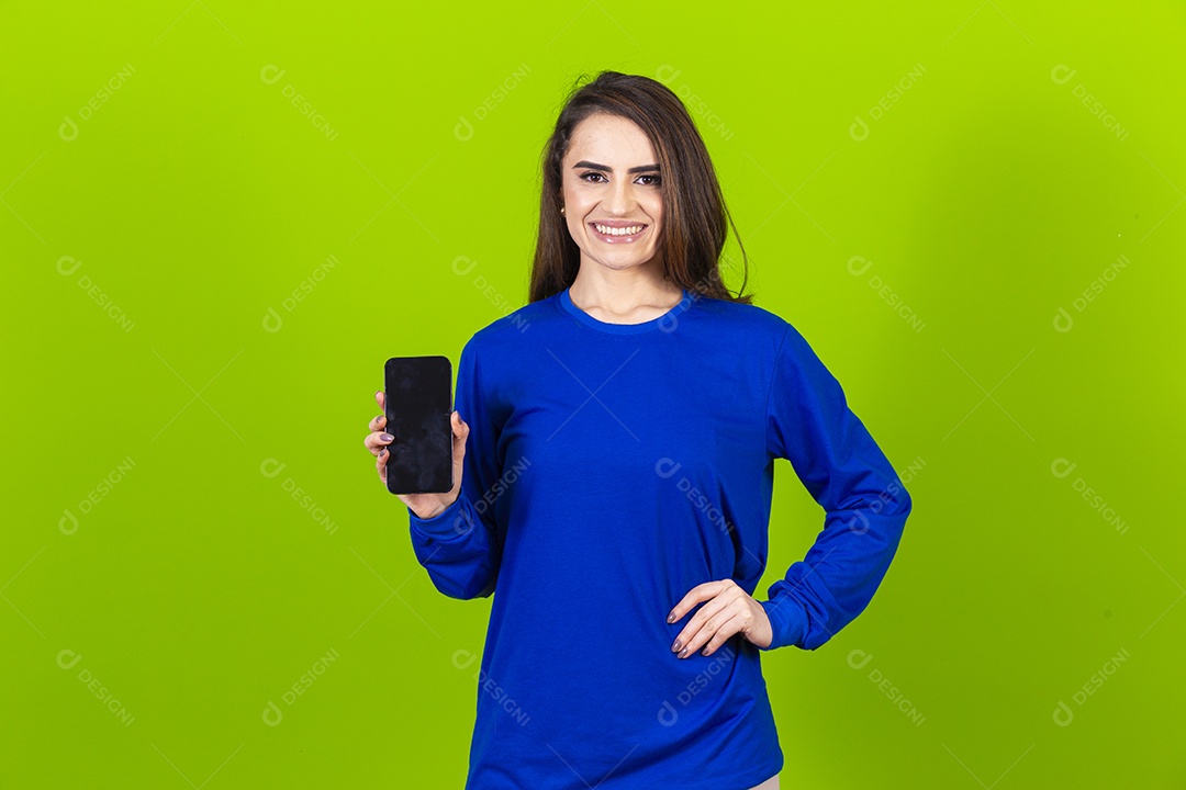 Linda mulher com blusa azul em fundo verde