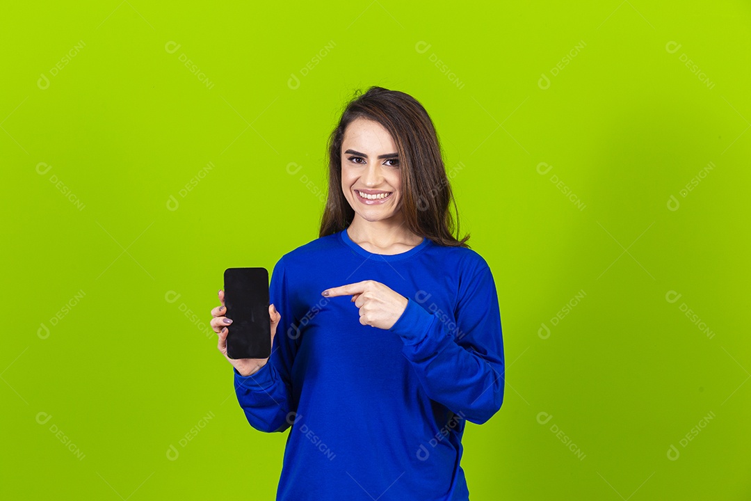 Linda mulher com blusa azul em fundo verde