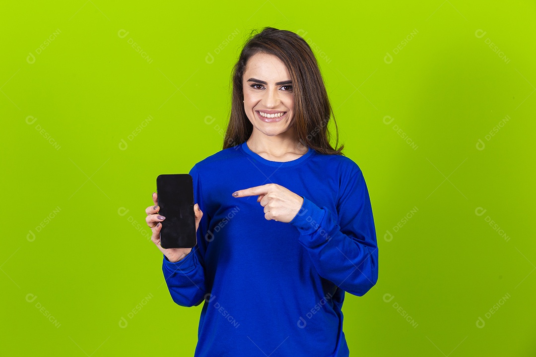 Linda mulher com blusa azul em fundo verde