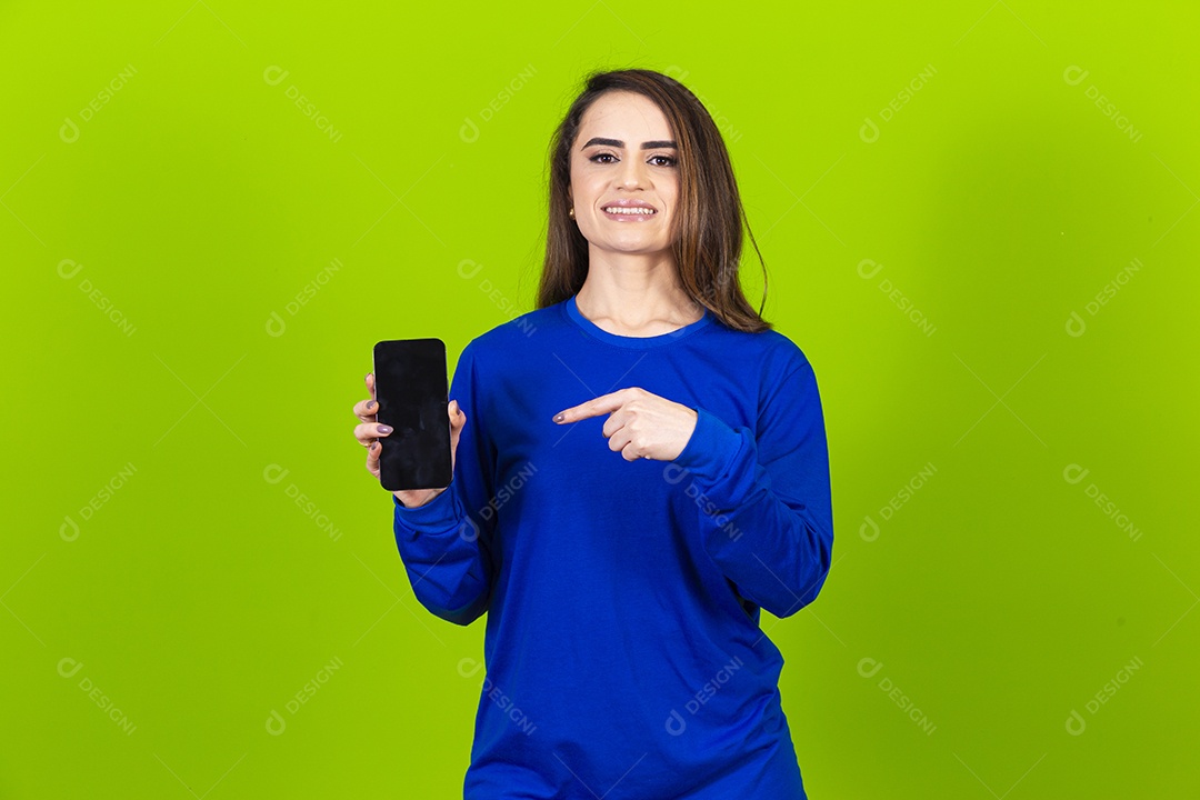 Linda mulher com blusa azul em fundo verde