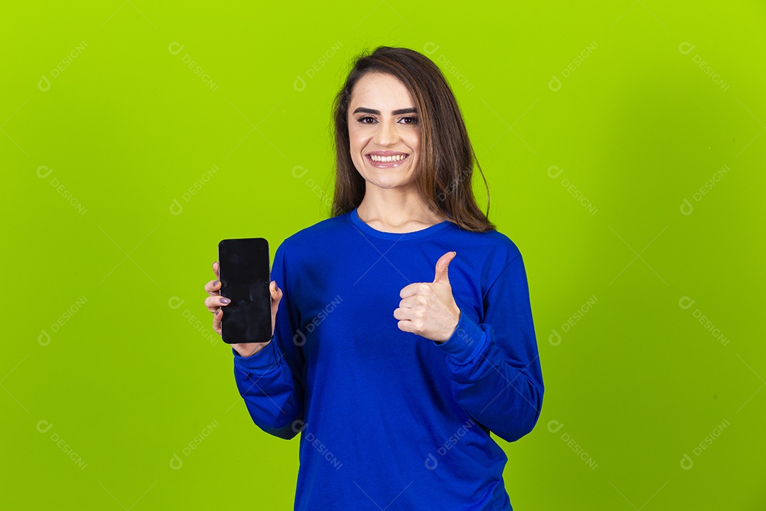 Linda mulher com blusa azul em fundo verde