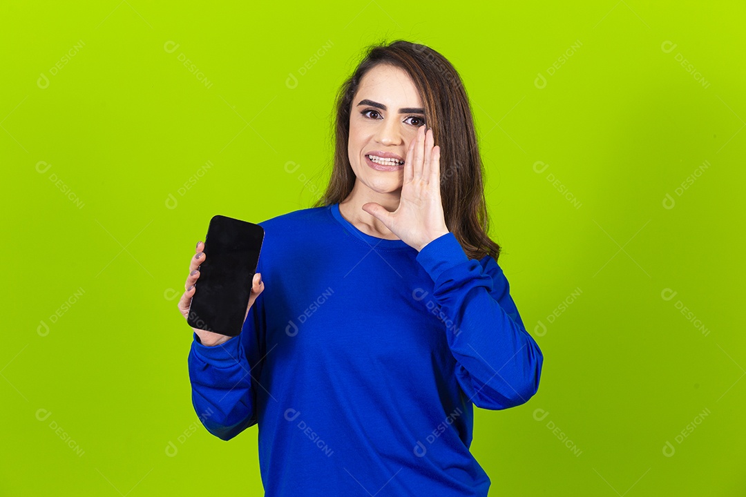 Linda mulher com blusa azul em fundo verde