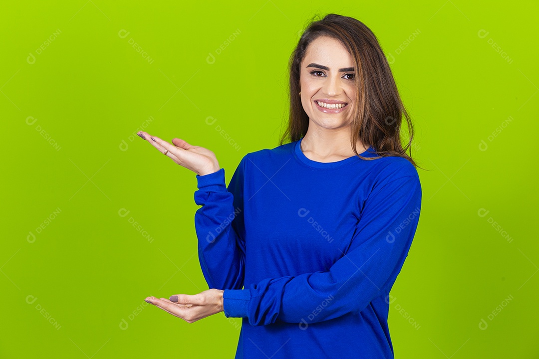 Linda mulher com blusa azul em fundo verde