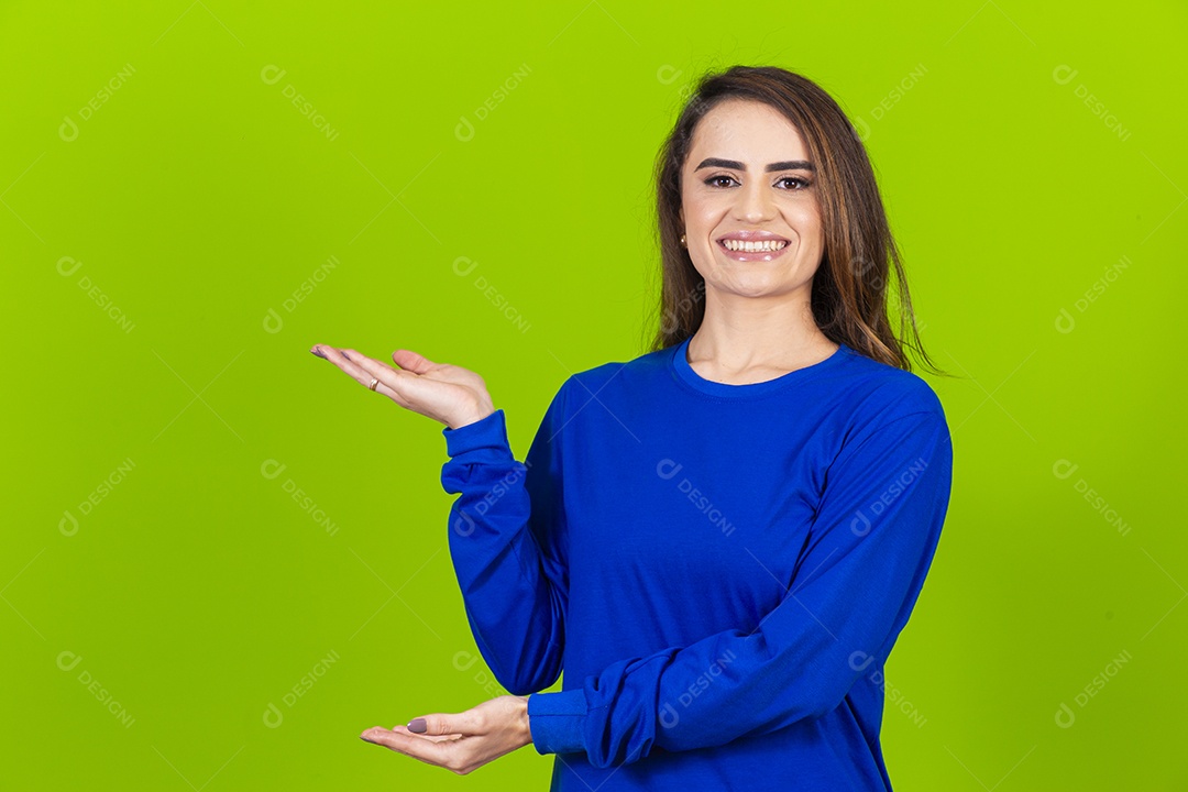 Linda mulher sorridente com blusa azul em fundo verde