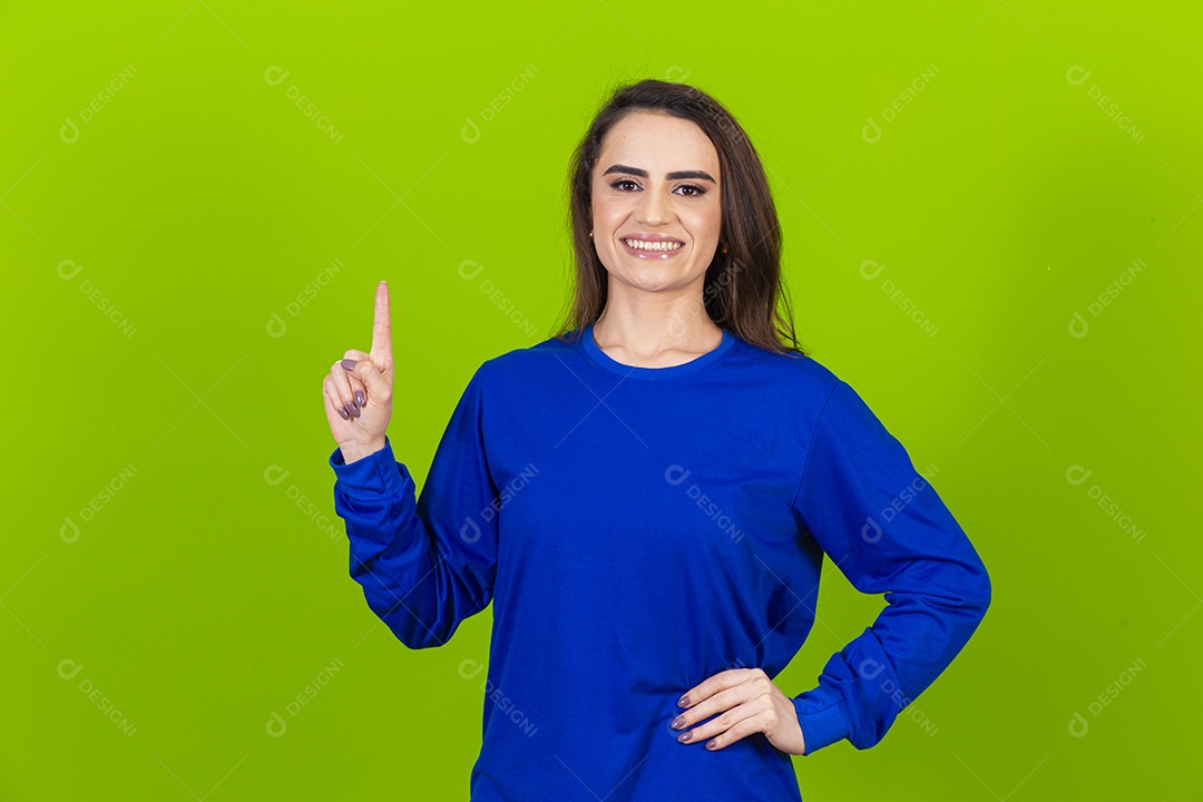 Linda mulher sorridente com blusa azul em fundo verde