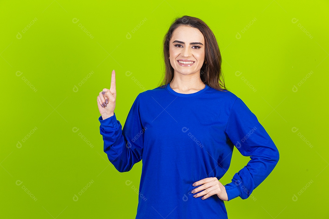 Linda mulher sorridente com blusa azul em fundo verde