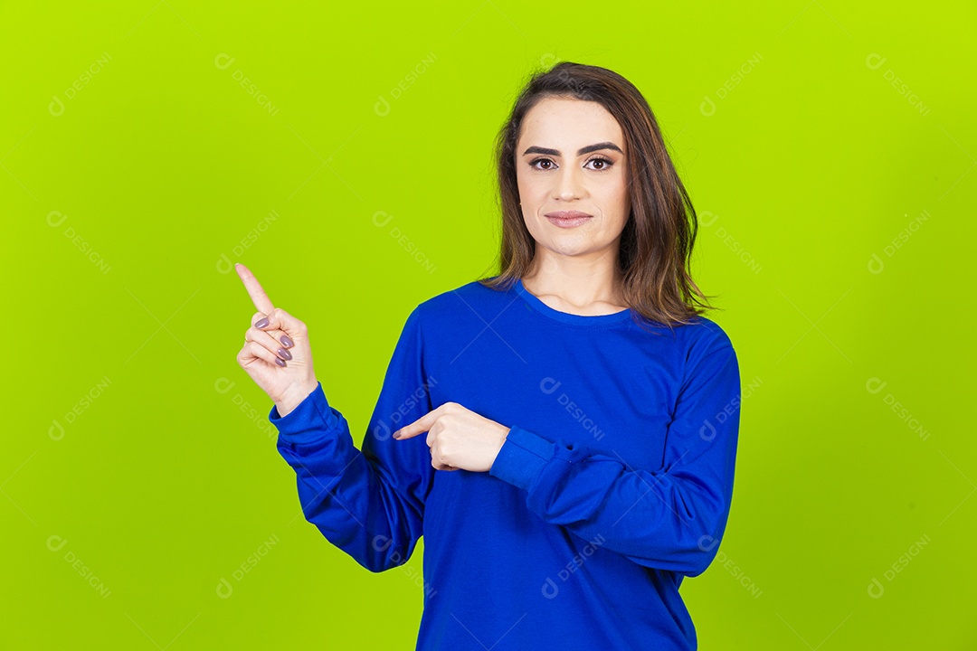 Linda mulher sorridente com blusa azul em fundo verde