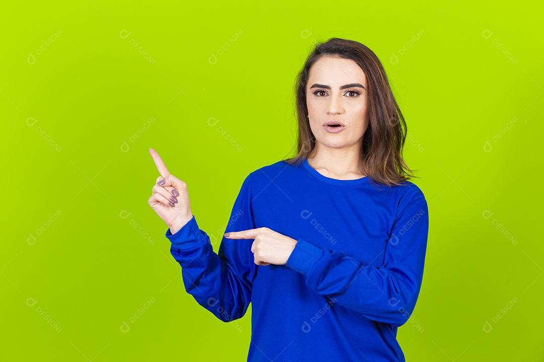 Linda mulher sorridente com blusa azul em fundo verde