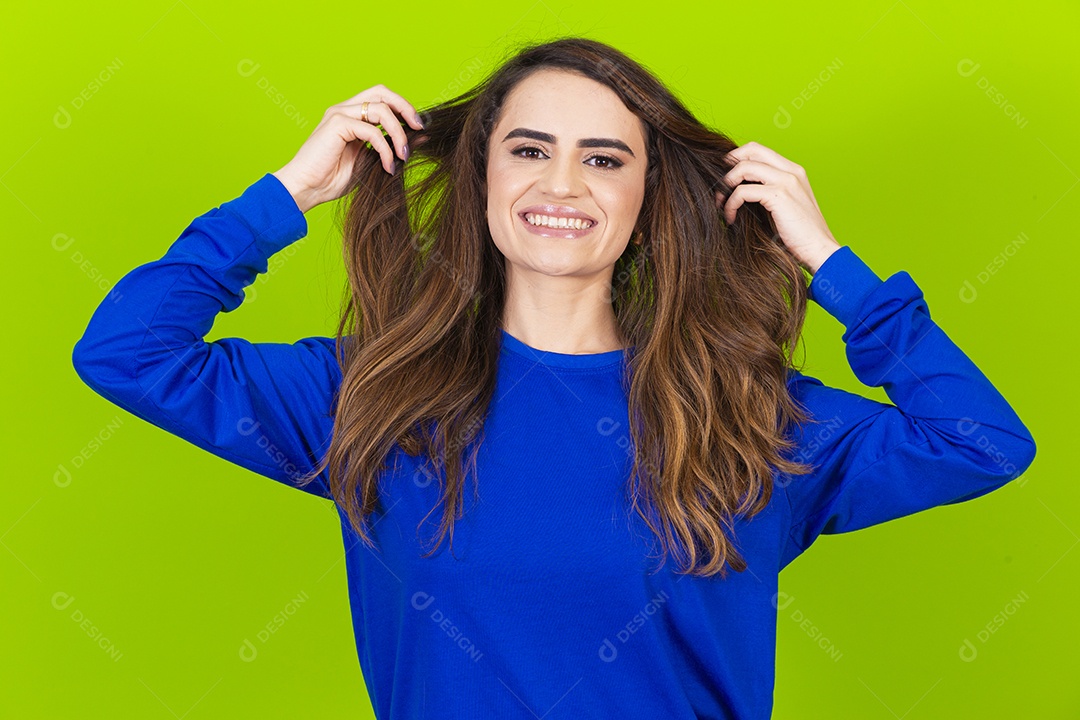 Linda mulher sorridente com blusa azul em fundo verde