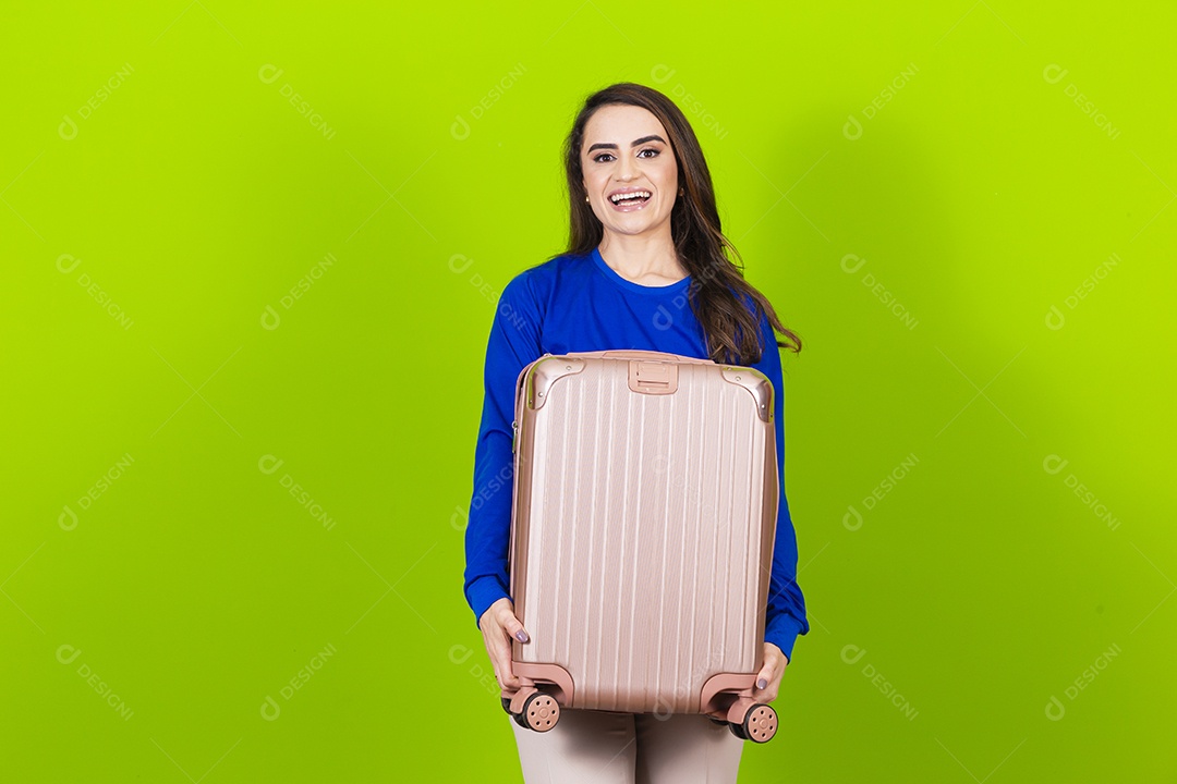 Linda mulher sorridente com mala de viagem  em fundo verde