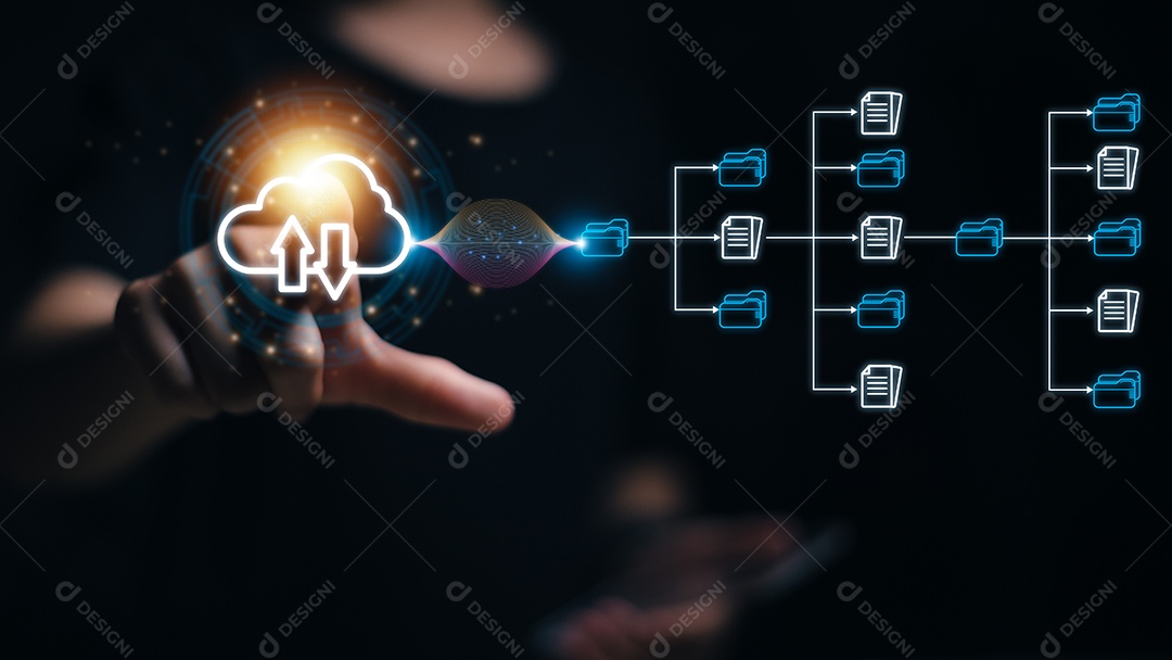 Mulher de negócios com diagrama de computação em nuvem mostrado por lado. Tecnologia em nuvem.