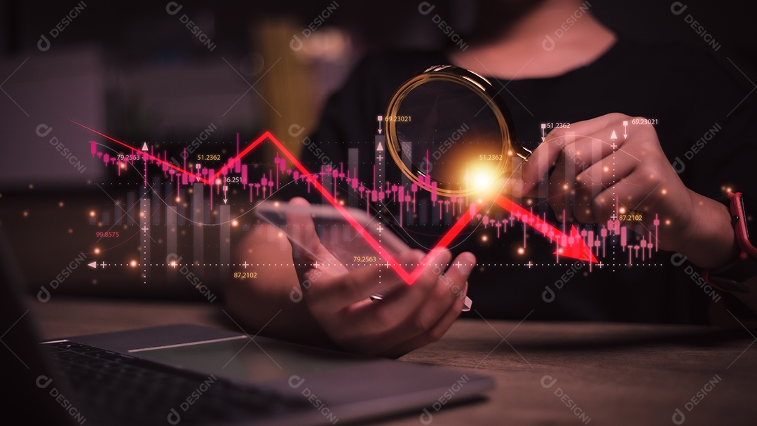 Crise econômica, Mulheres analisando dados de vendas e gráfico econômico que está vencendo.