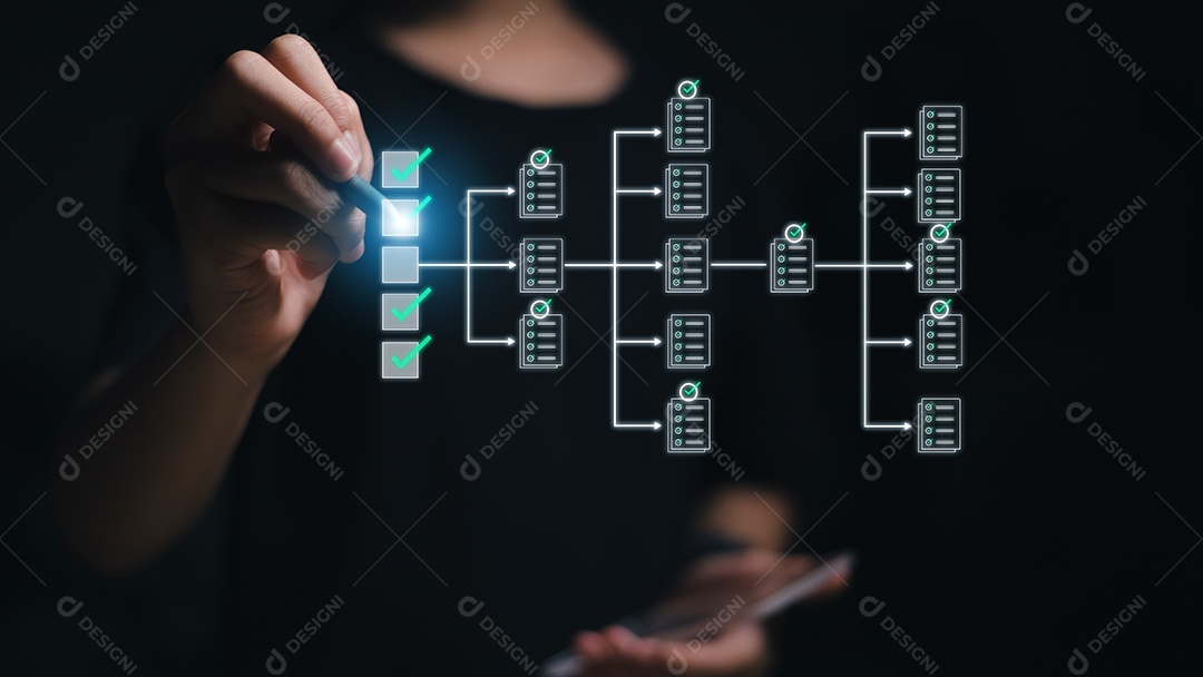 Mulheres tocando na tela virtual para marcar documentos para aprovação on-line de garantia de qualidade