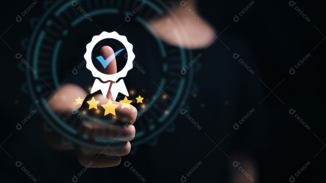 Mão polegar para cima com o sinal do serviço superior Garantia de qualidade, garantia, padrões, certificação ISO e conceito de padronização.