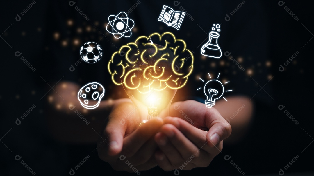 Mãos segurando o cérebro com ícones de educação, tecnologia inovadora em ciência e conceitos de comunicação.