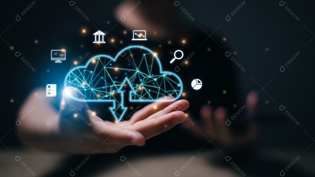 Mulher de negócios com diagrama de computação em nuvem mostrado por lado. Tecnologia em nuvem.