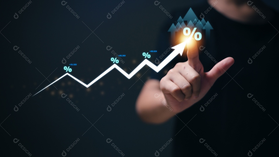 Mulheres com símbolo percentual e seta para cima, taxas de juros continuam a aumentar