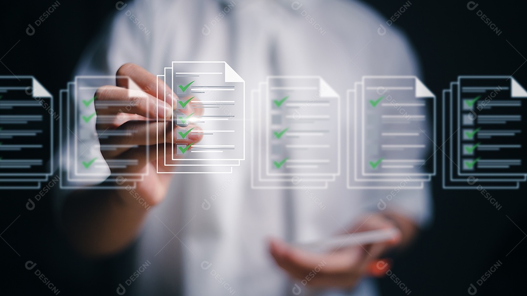 Mulheres tocando na tela virtual para marcar documentos para aprovação on-line de garantia de qualidade sem papel