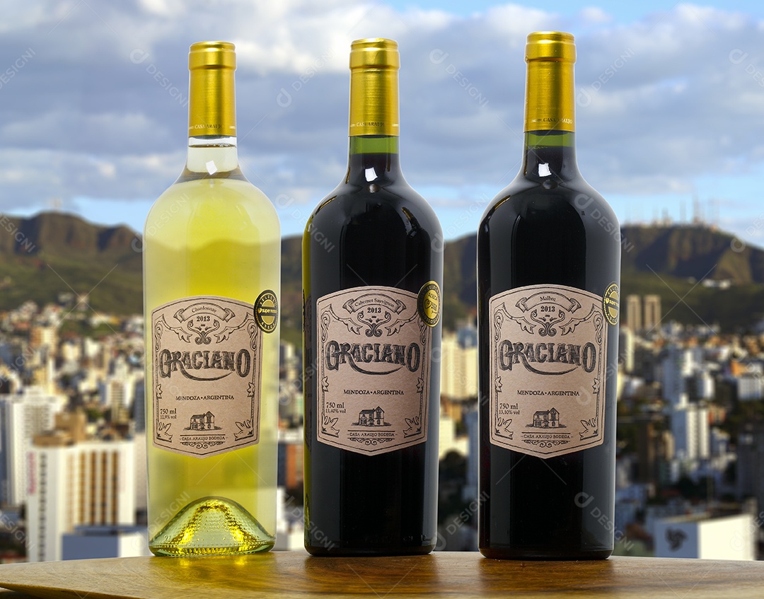 Garrafas de vinhos sobre uma mesa de madeira