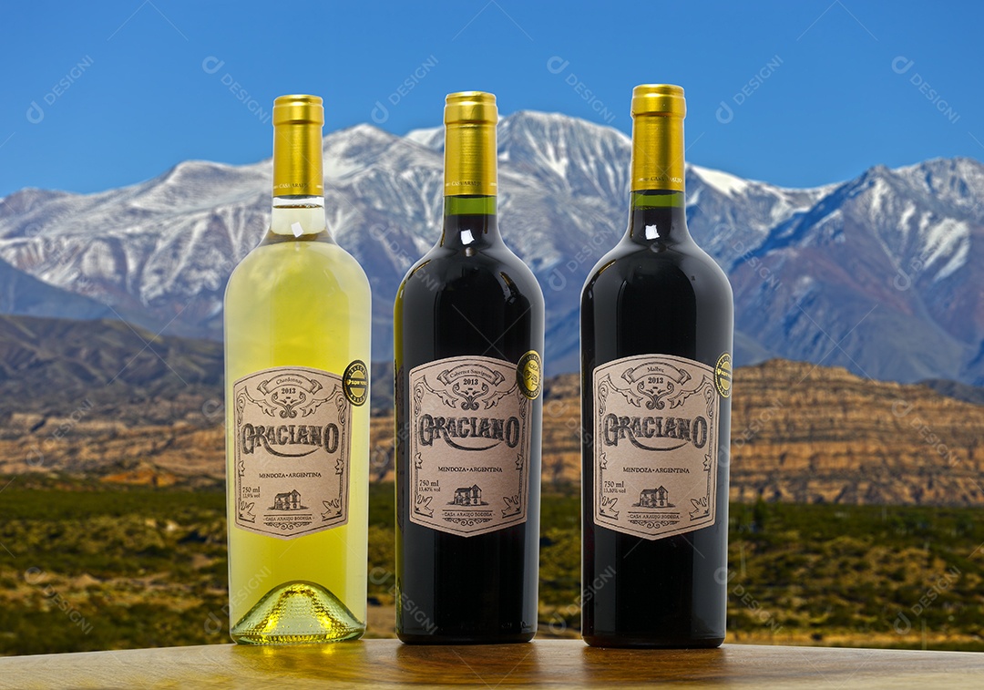 Garrafas de vinhos sobre uma mesa de madeira