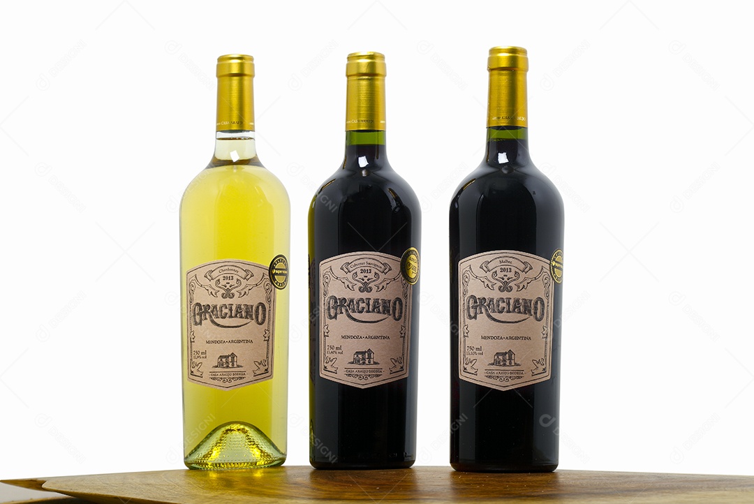 Três garrafas de vinhos sobre fundo branco