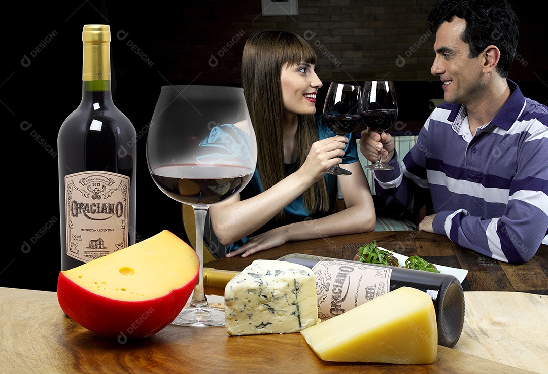 Queijos para degustação e garrafas de vinho