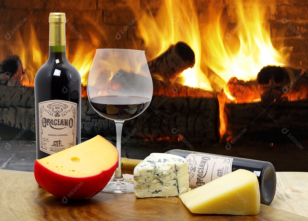 Garrafa de vinhos e queijos para degustação