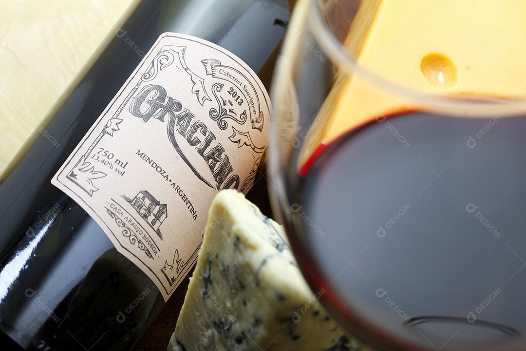 Garrafa e taça de vinho e queijo gorgonzola