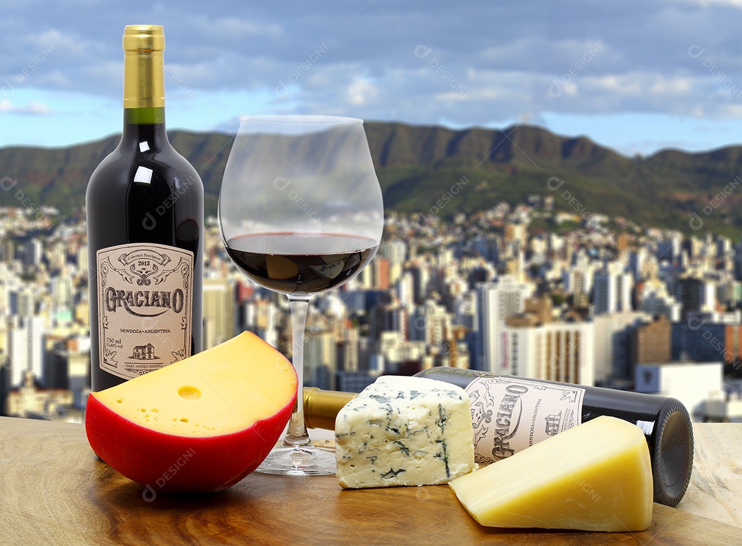 Garrafa e taça de vinho com queijo